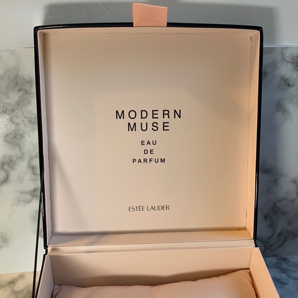 Estée Lauder Black Patent Jewelry Box with Satin Pillow & Modern Muse - Picture 9 of 15